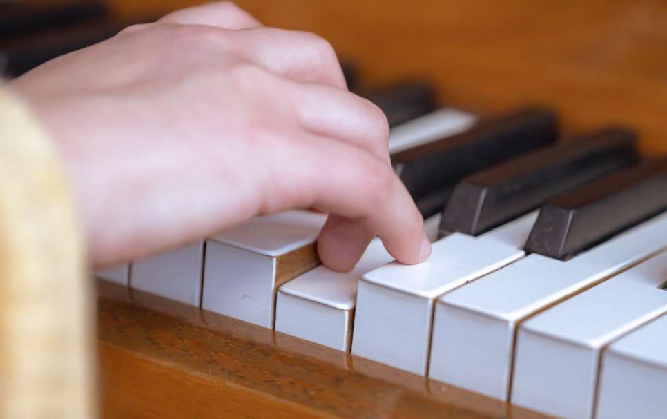 how to play piano